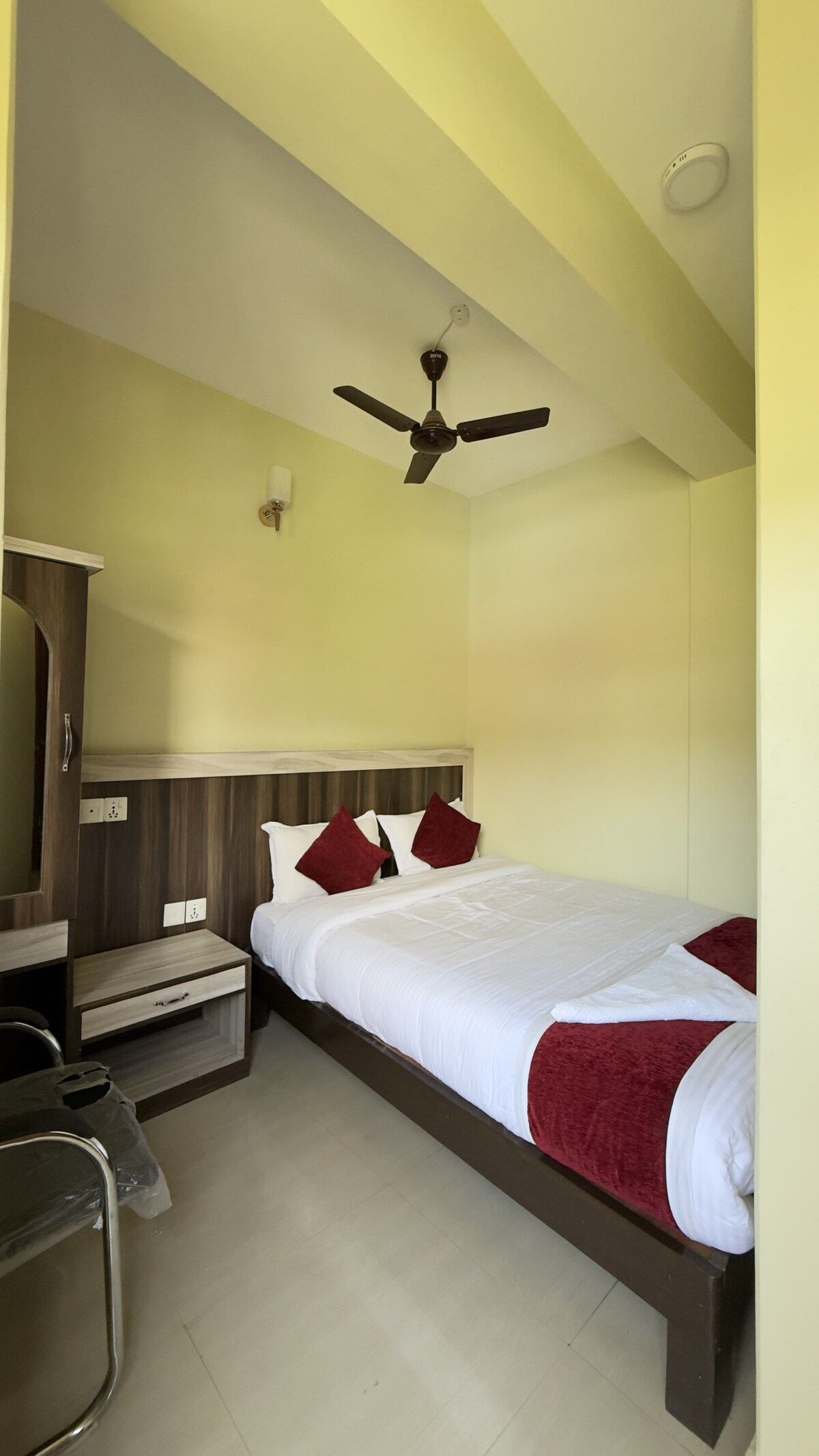 Quiet King Room with Private Bathroom — photo