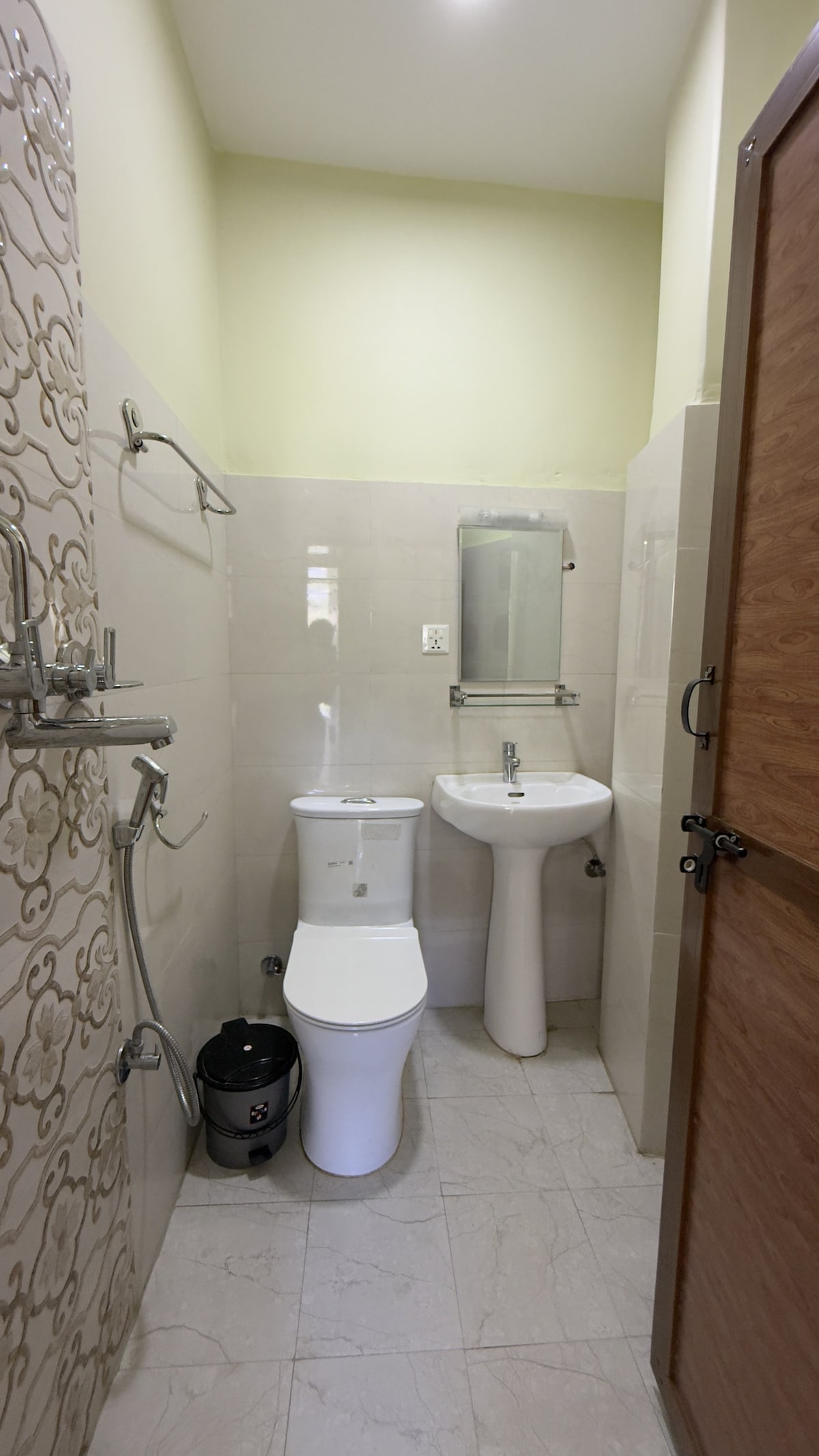 Quiet King Room with Private Bathroom — photo