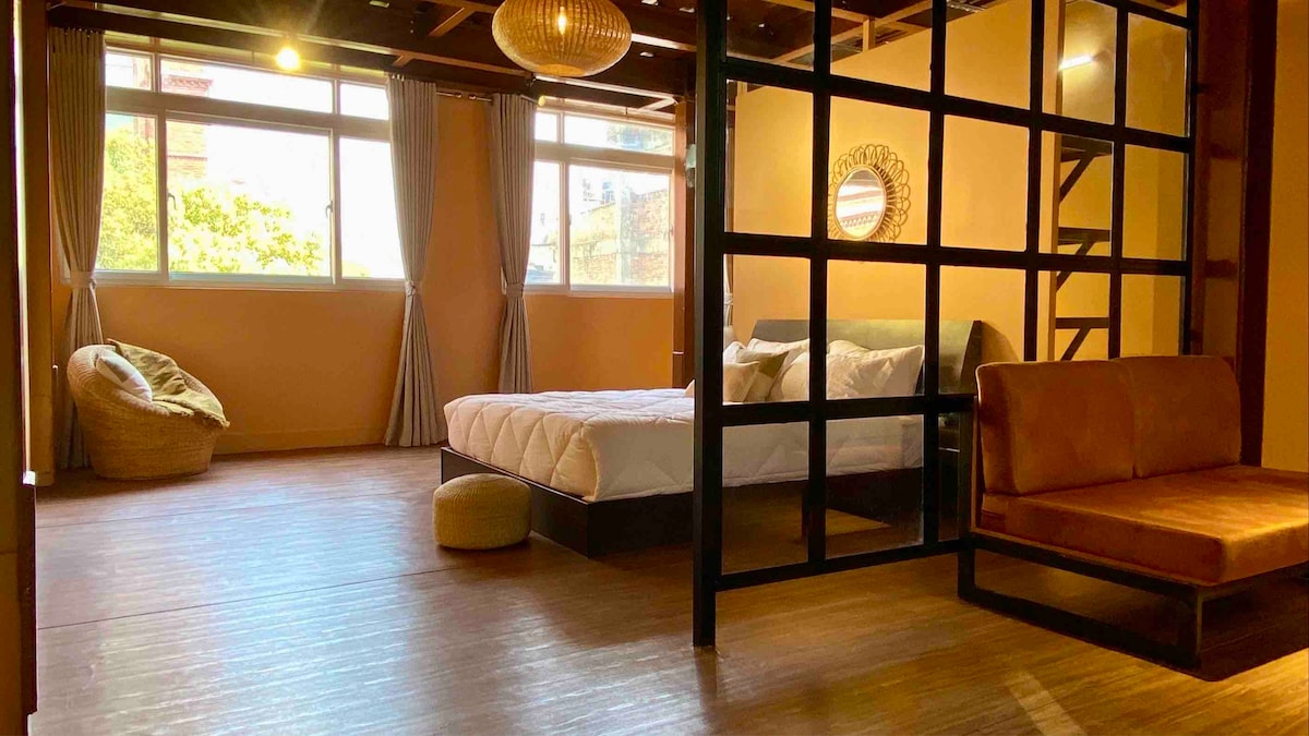 Spacious 750 sq ft. Industrial BOHO studio — photo