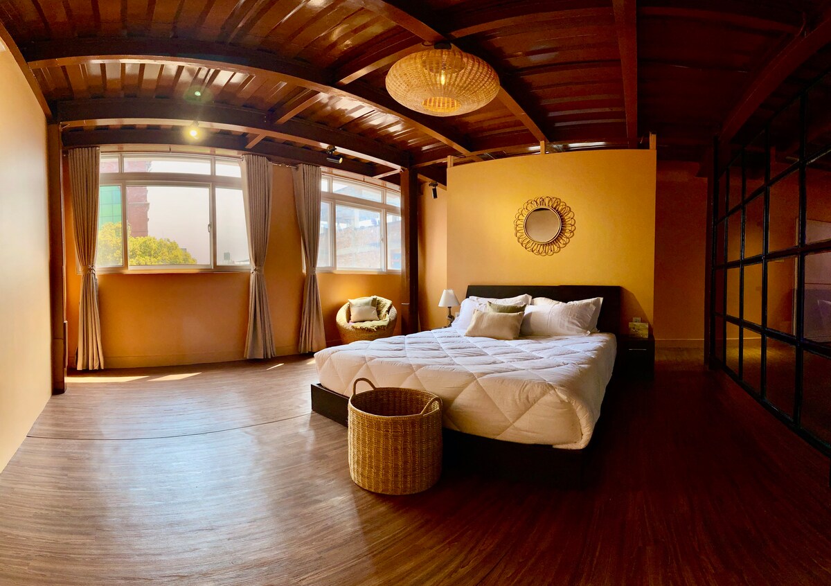 Spacious 750 sq ft. Industrial BOHO studio — photo