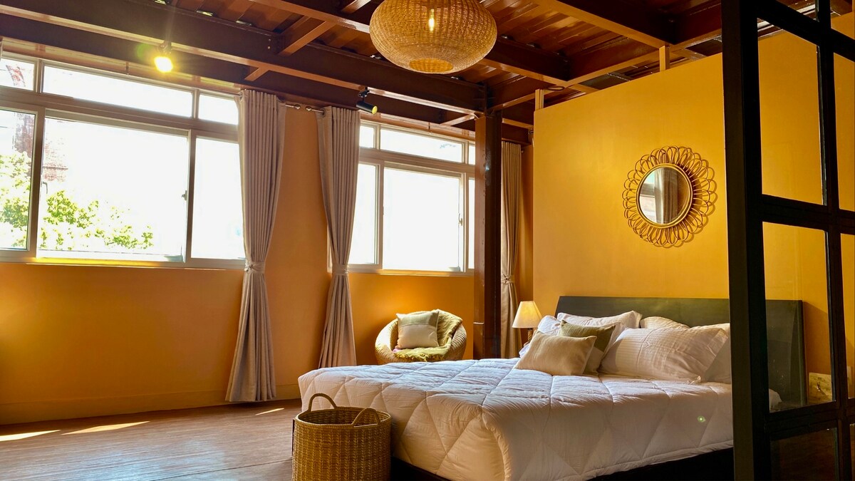 Spacious 750 sq ft. Industrial BOHO studio — photo