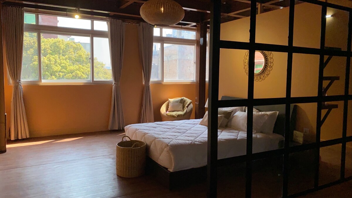 Spacious 750 sq ft. Industrial BOHO studio — photo