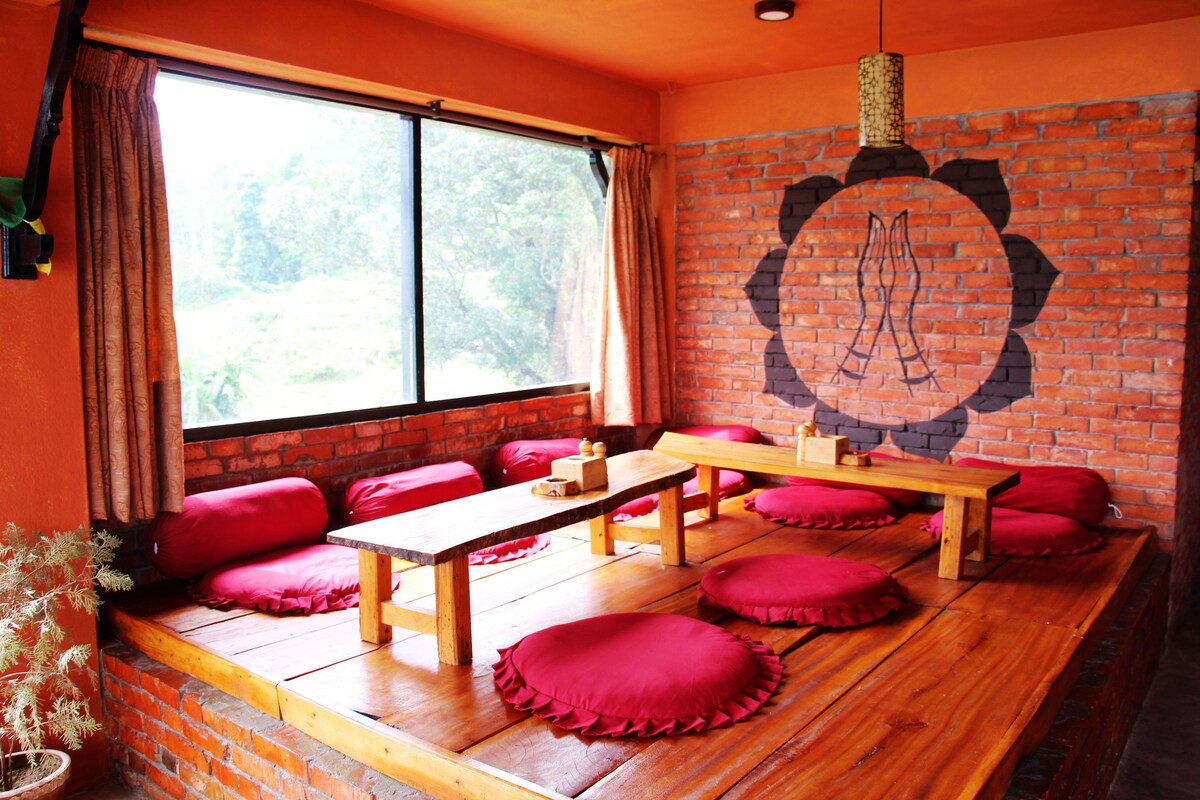 The Buddha Room: Beautiful Lakeview Private Room