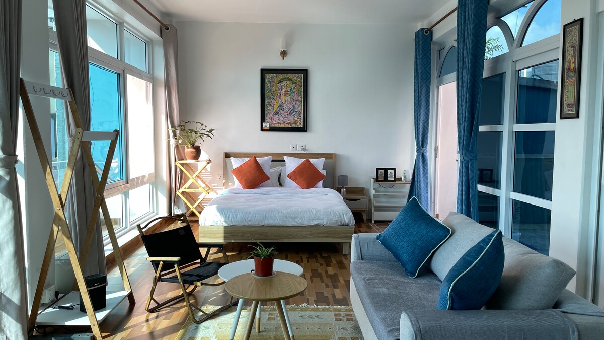 Bright Sunny studio apartment with Mountain view. — photo