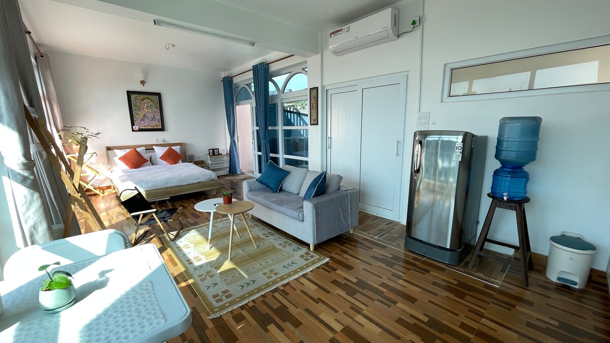 Bright Sunny studio apartment with Mountain view. — photo