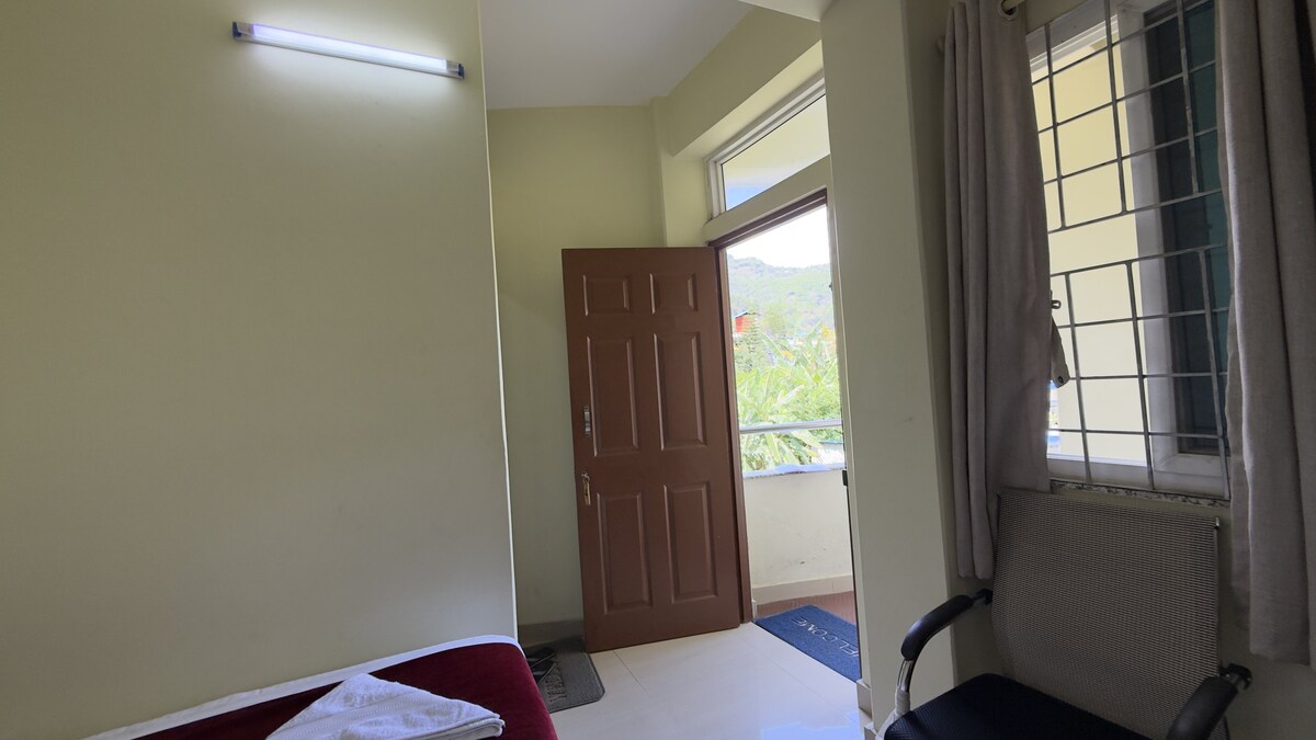 Comfortable Room with Private Bathroom — photo