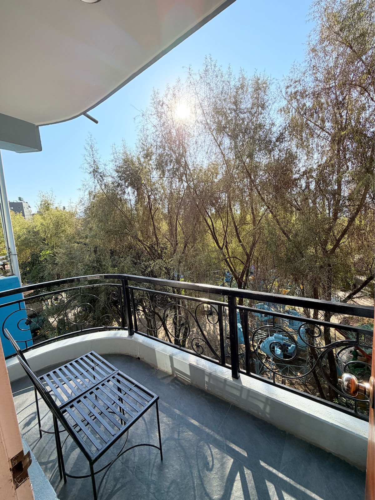 Budget Room w/ Balcony Near Lakeside Pokhara — photo