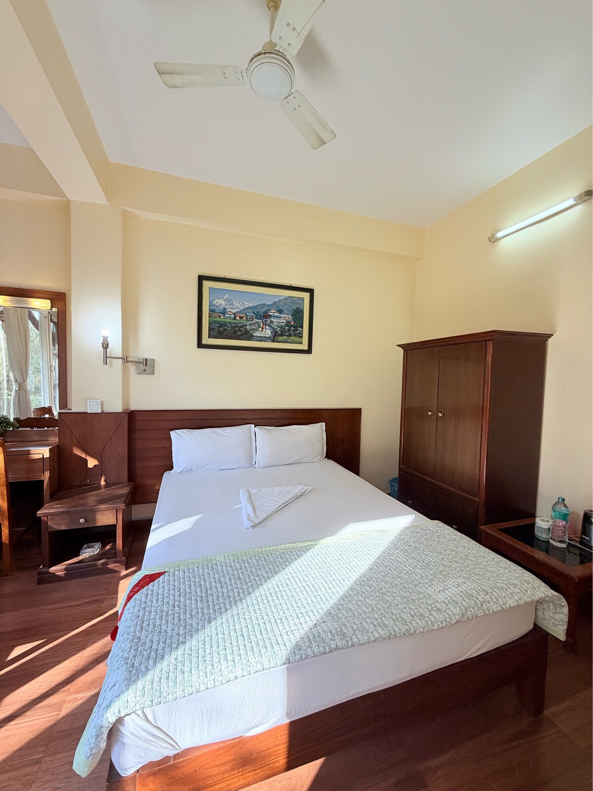 Budget Room w/ Balcony Near Lakeside Pokhara — photo