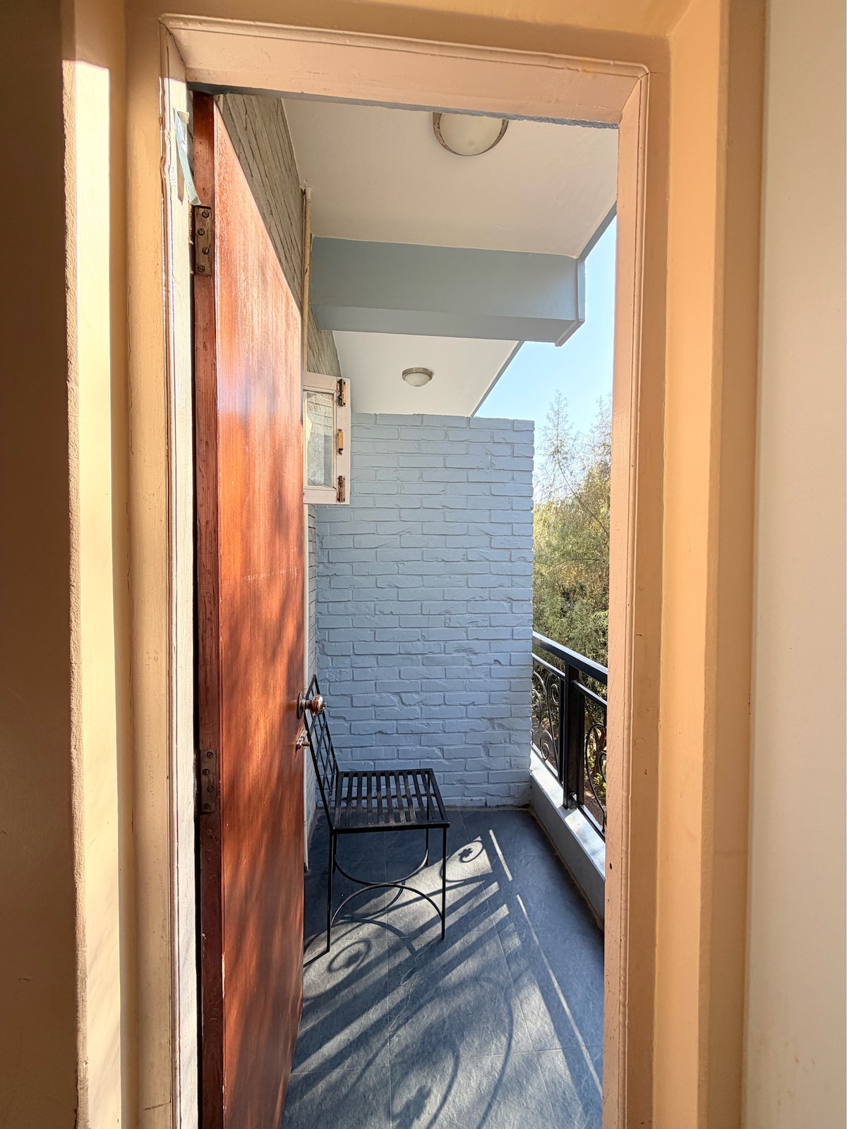 Budget Room w/ Balcony Near Lakeside Pokhara — photo