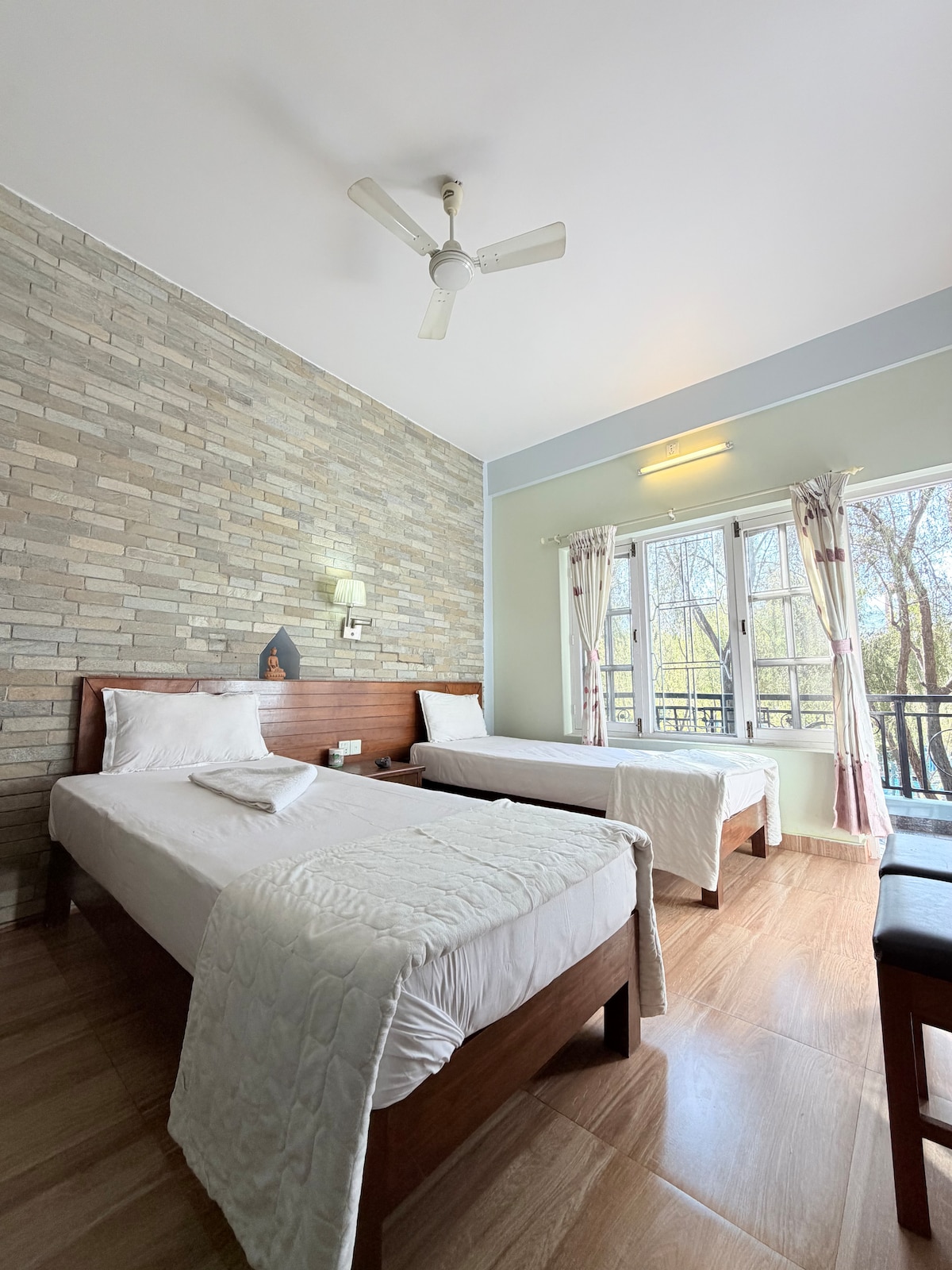 Cozy Balcony Room at Lakeside