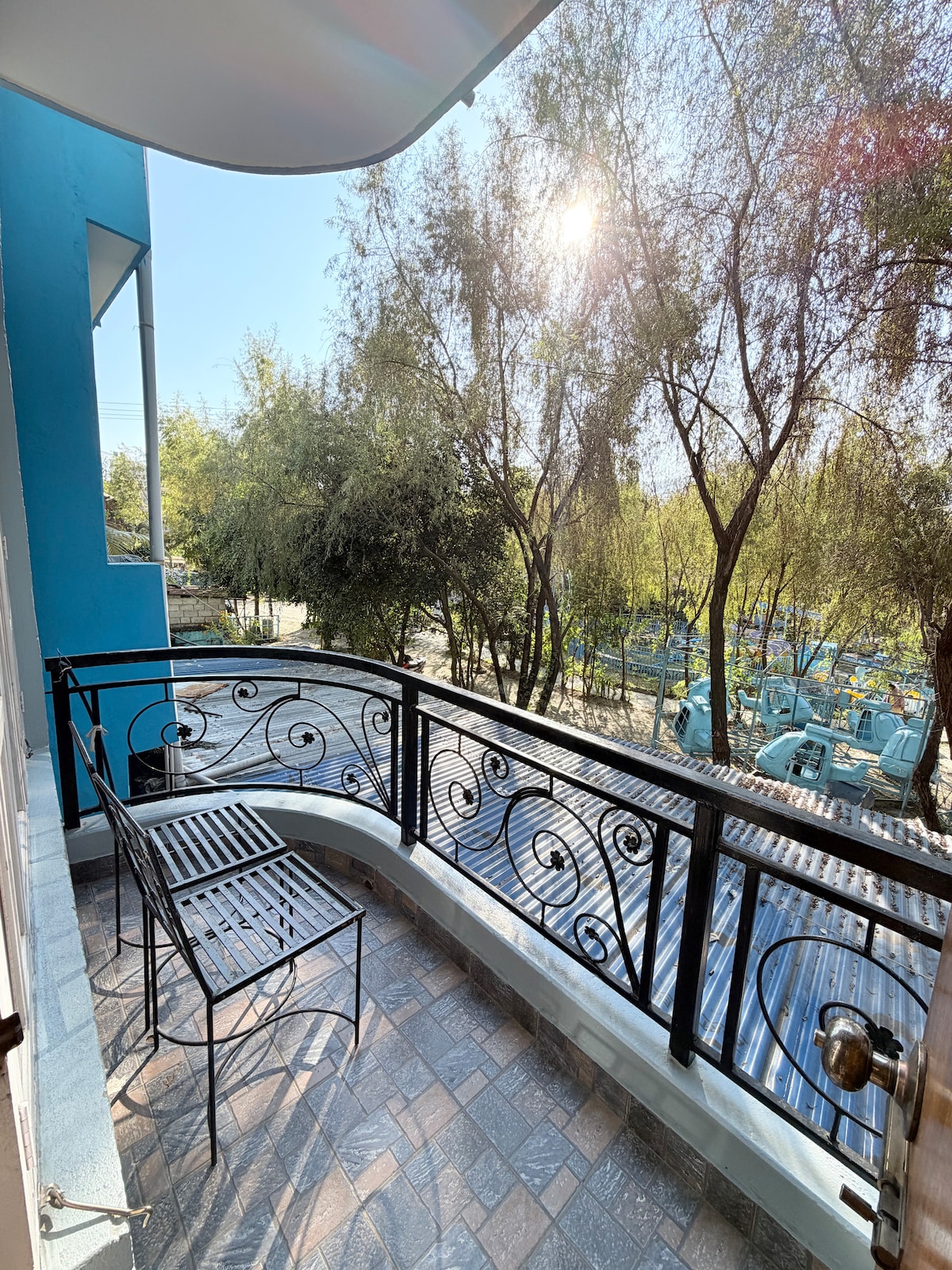 Cozy Balcony Room at Lakeside — photo