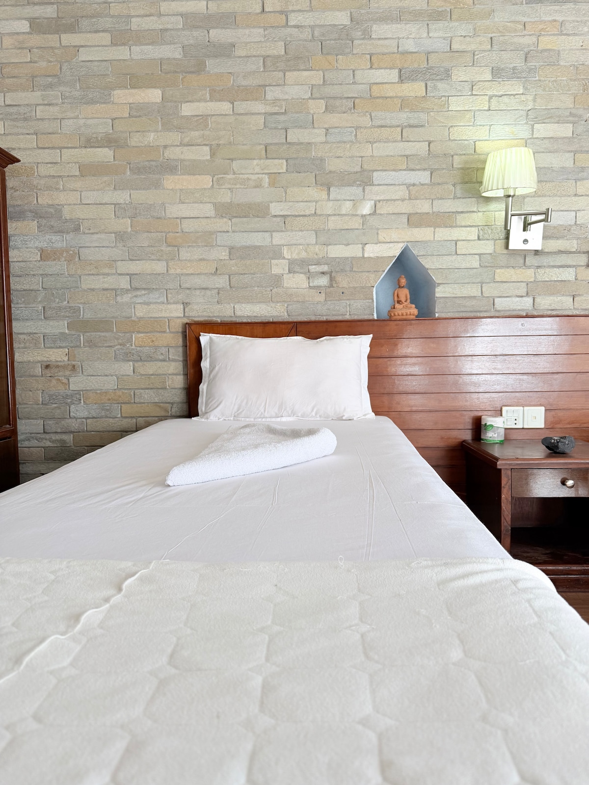 Cozy Balcony Room at Lakeside — photo