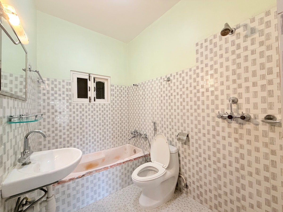 Cozy Balcony Room at Lakeside — photo