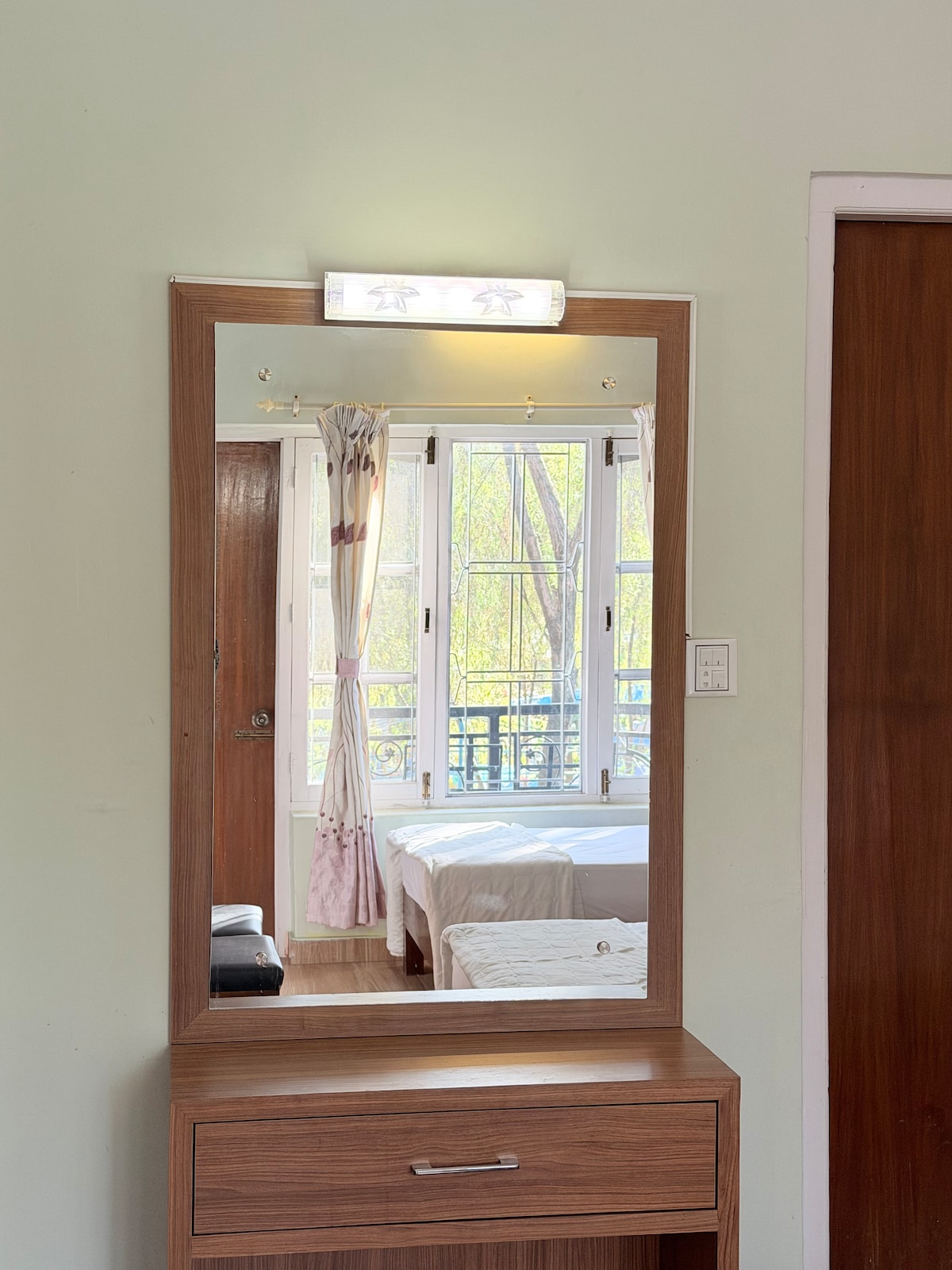 Cozy Balcony Room at Lakeside — photo