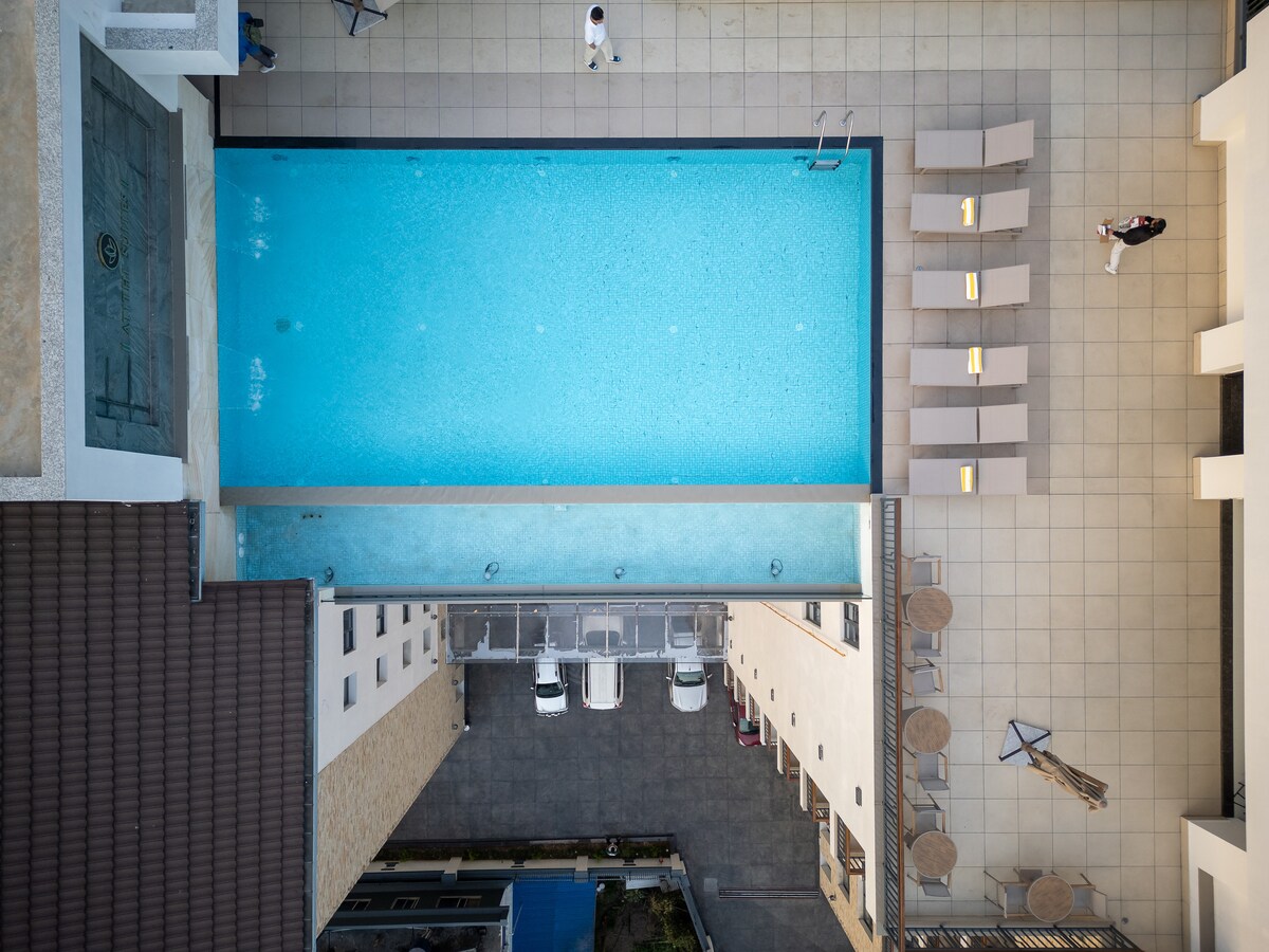 𝐀𝐓𝐈𝐓𝐇𝐈 𝐒𝐔𝐈𝐓𝐄𝐒
(Executive Suite) — photo