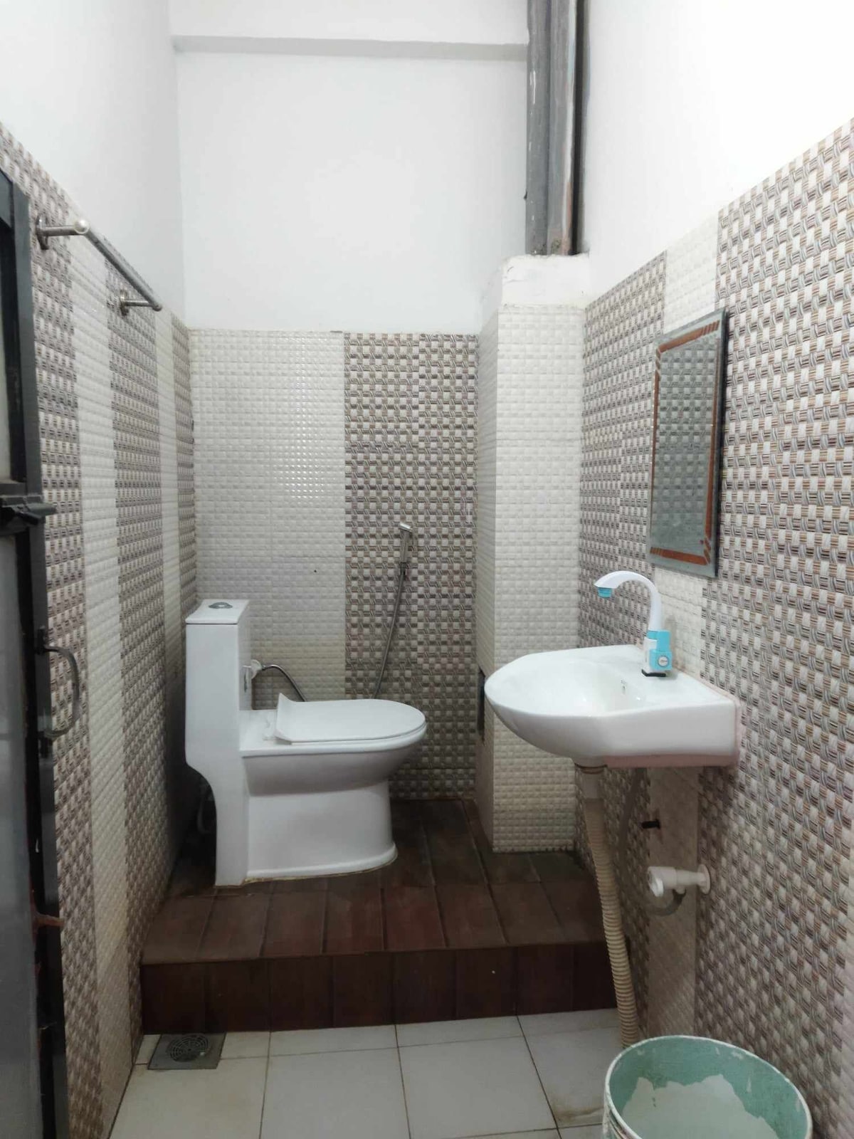 Queen Bedroom with private Bathroom.Hotel Aradhya