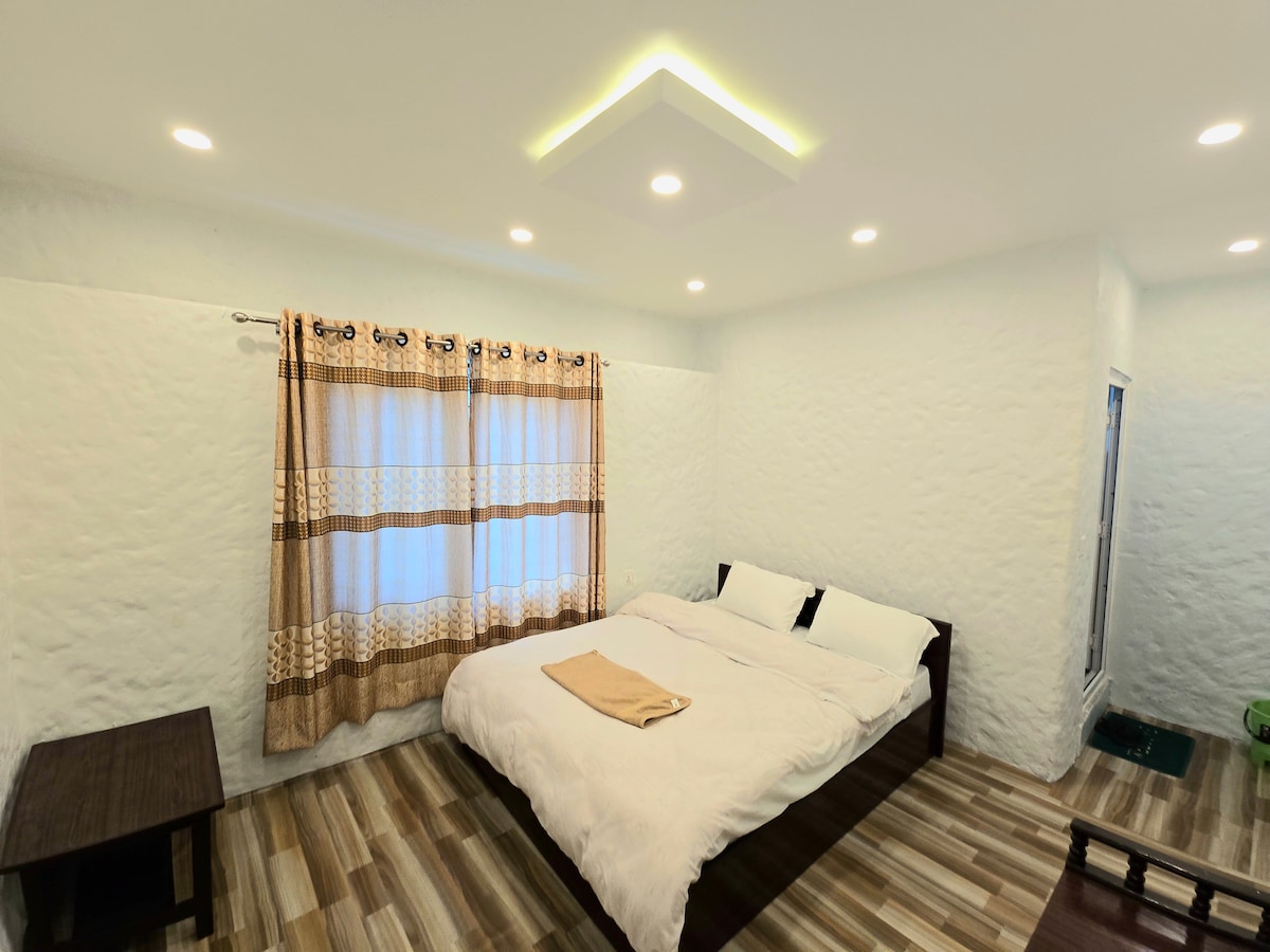 Private Peaceful Villa w/ Private Cave & Lakeview