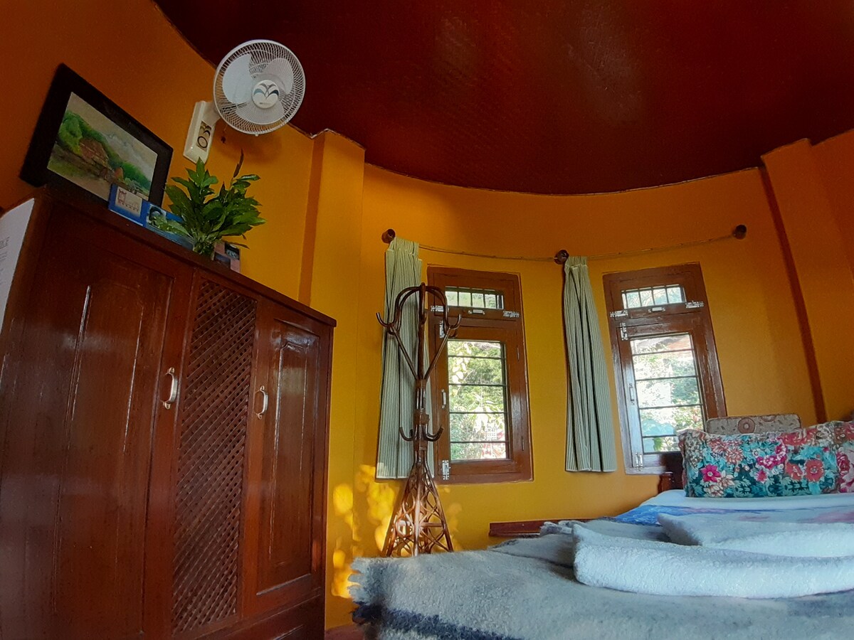 The Castle on the Hill Offering Lakeview and Pool — photo