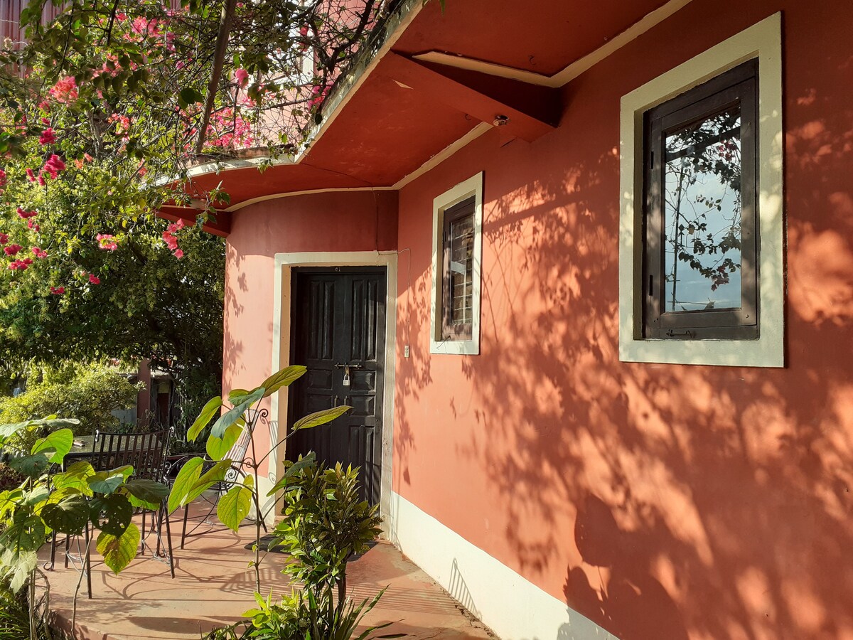 The Castle on the Hill Offering Lakeview and Pool — photo