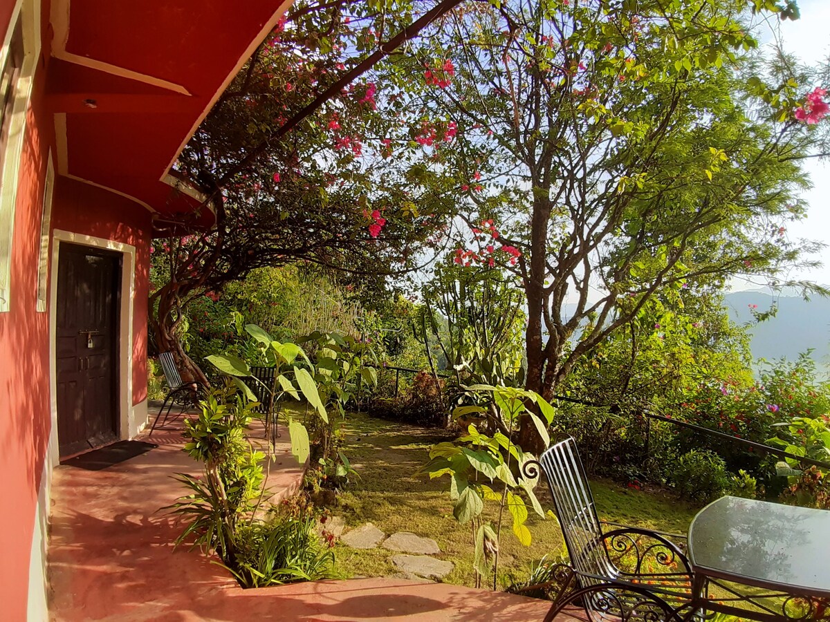 The Castle on the Hill Offering Lakeview and Pool — photo