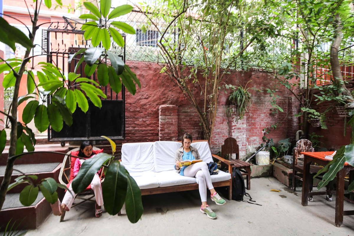 The Beehive, private rooms for budget travelers