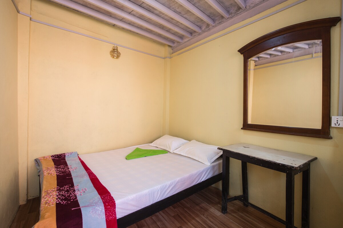 The Beehive, private rooms for budget travelers — photo