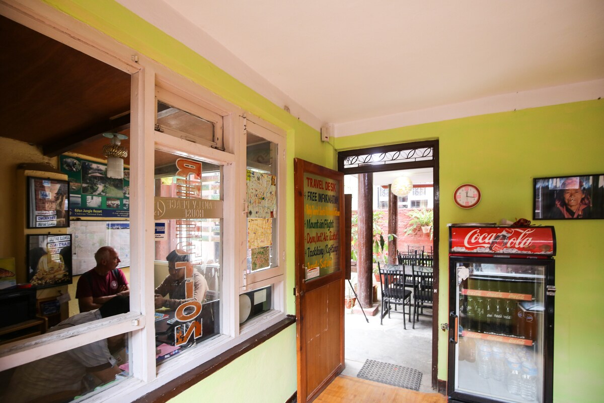 The Beehive, private rooms for budget travelers — photo