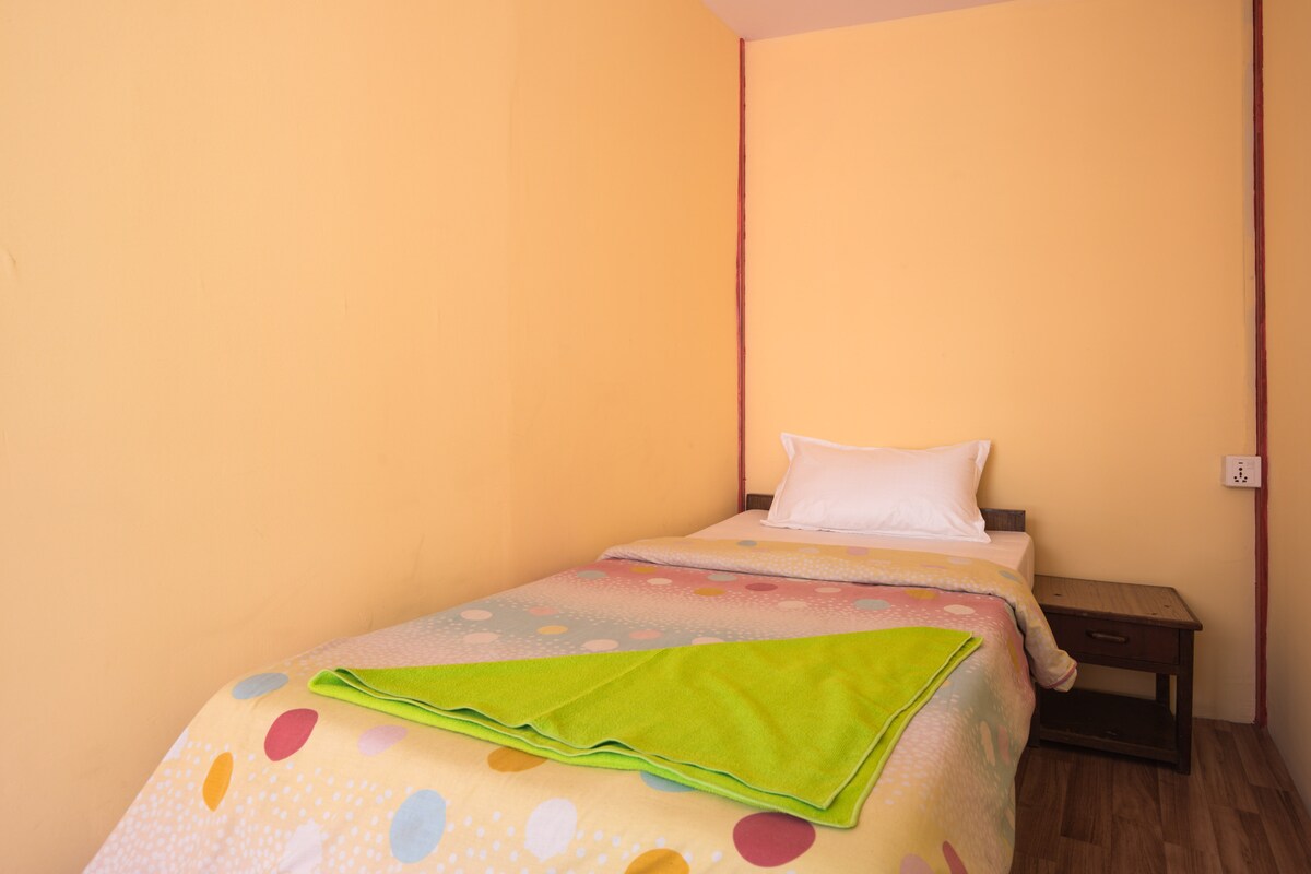 The Beehive, private rooms for budget travelers — photo