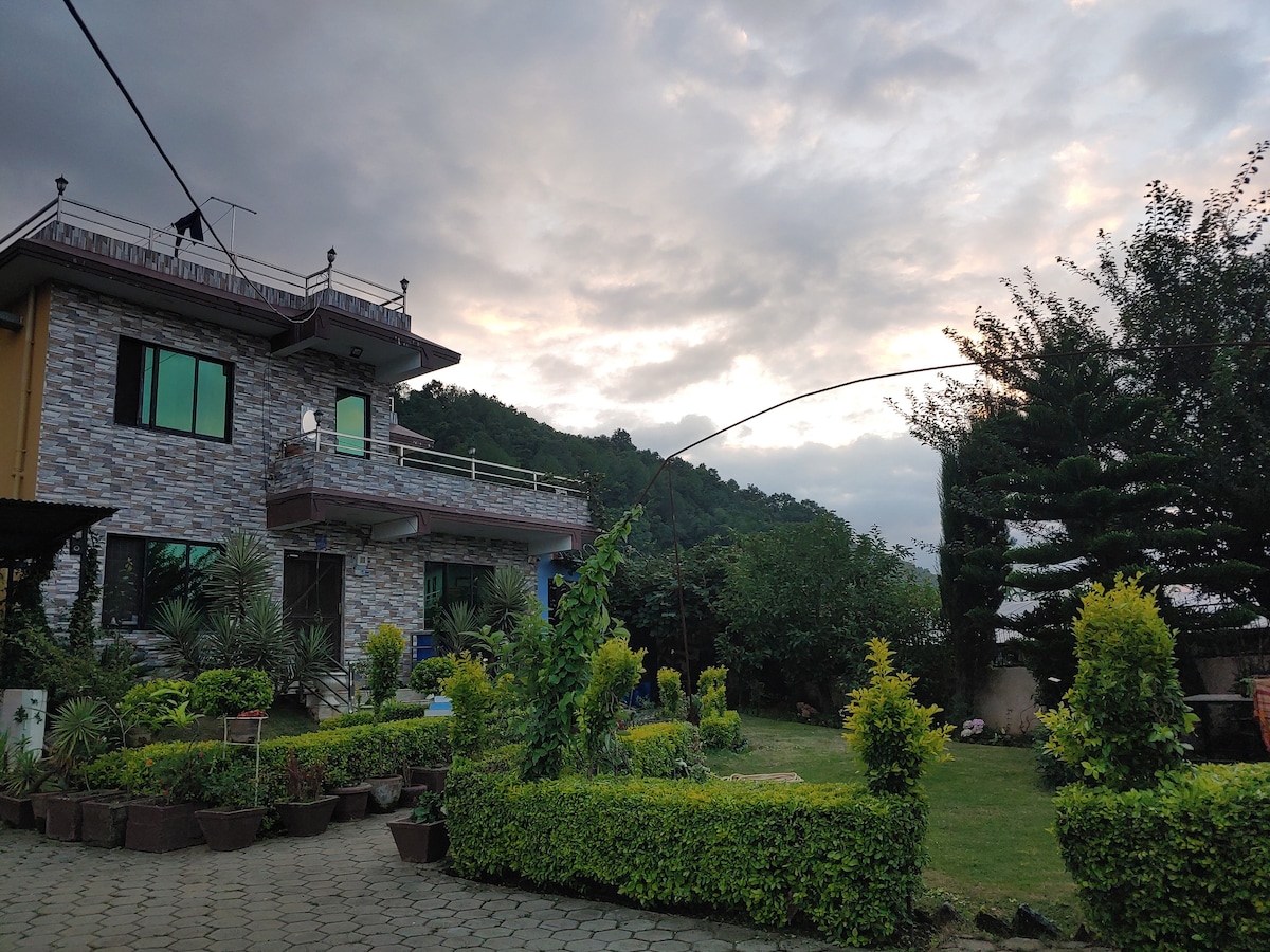 Beautiful house and garden — photo