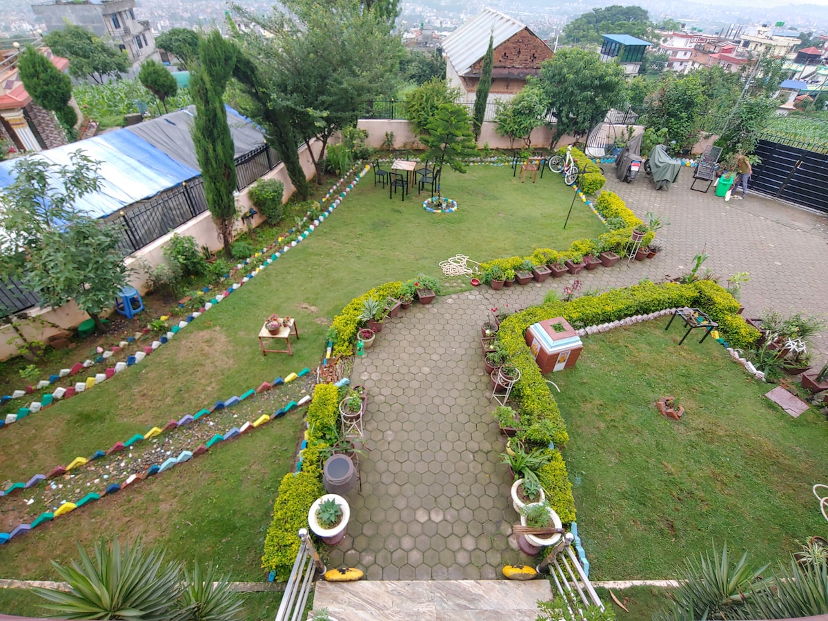 Beautiful house and garden — photo