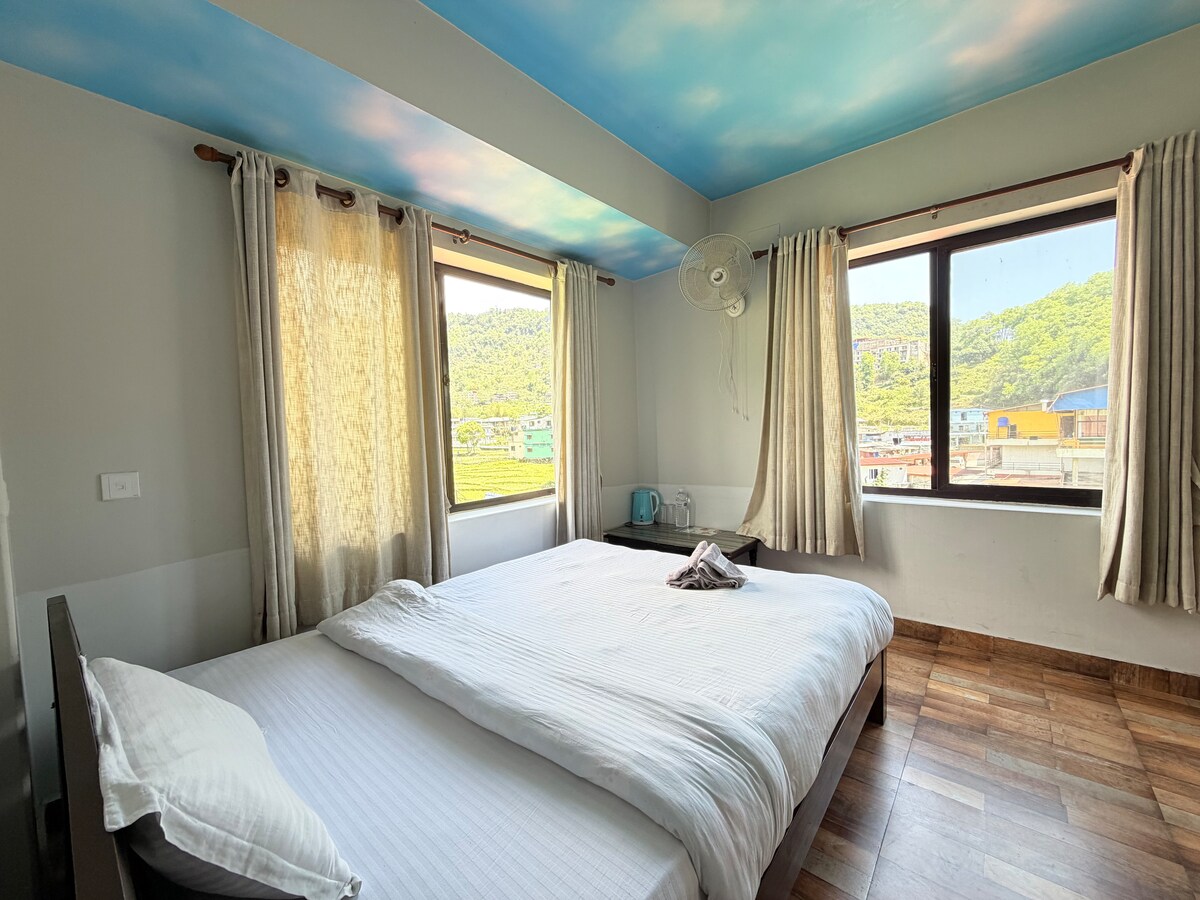 Cozy Private Room in Lakeside Pokhara — photo