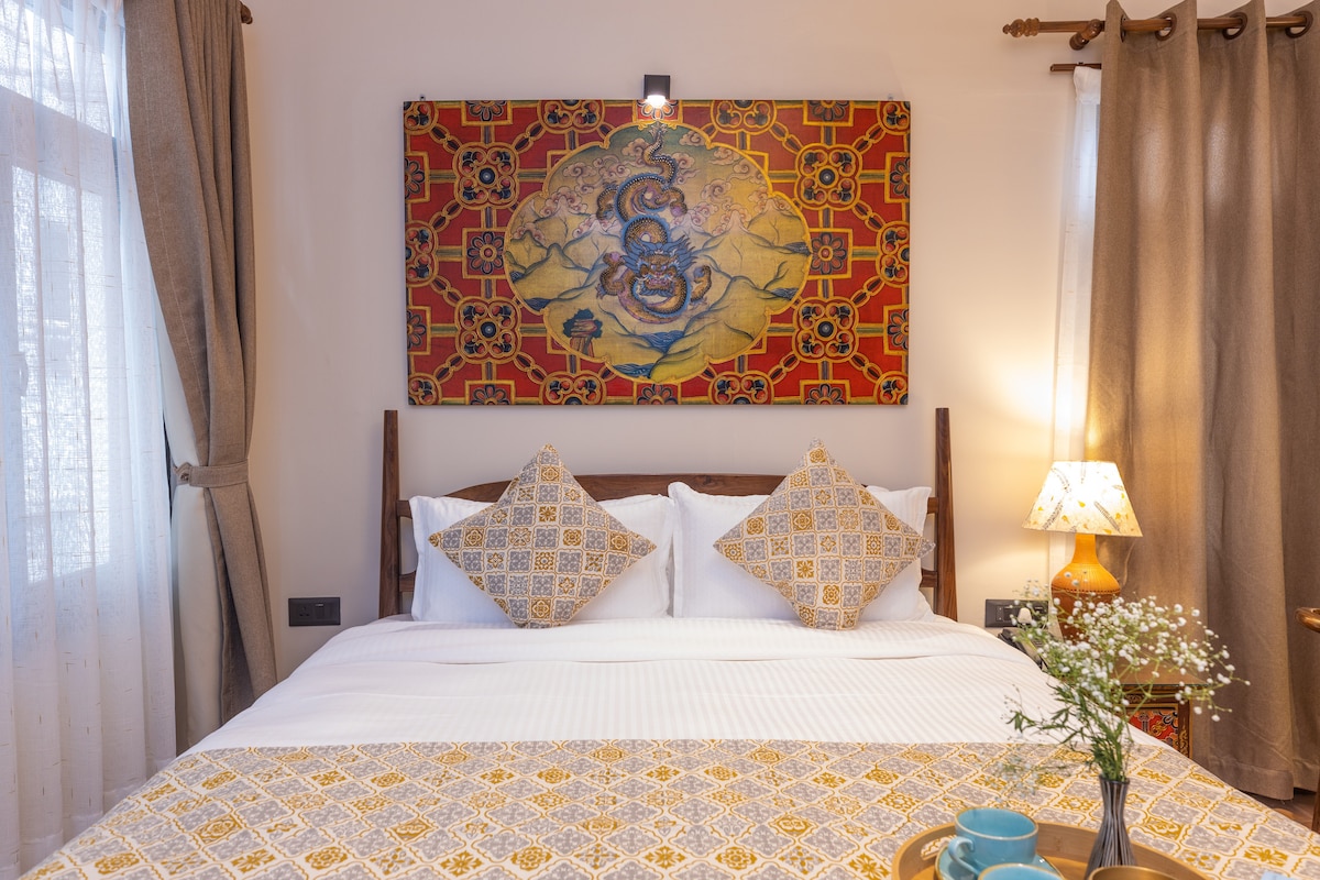 SUPER HOST | Designer Queen Bed with Breakfast!