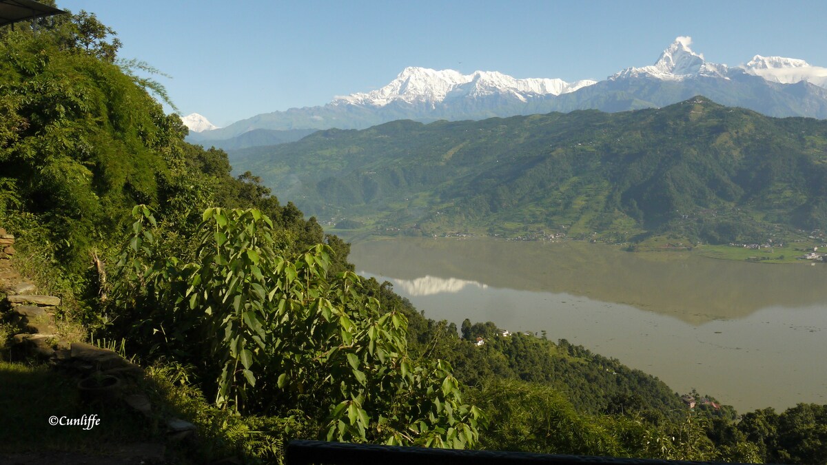 Peace Dragon Lodge. Double bed. Mountain views. — photo