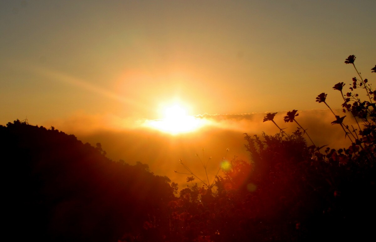 Peace Dragon Lodge. Double bed. Mountain views. — photo