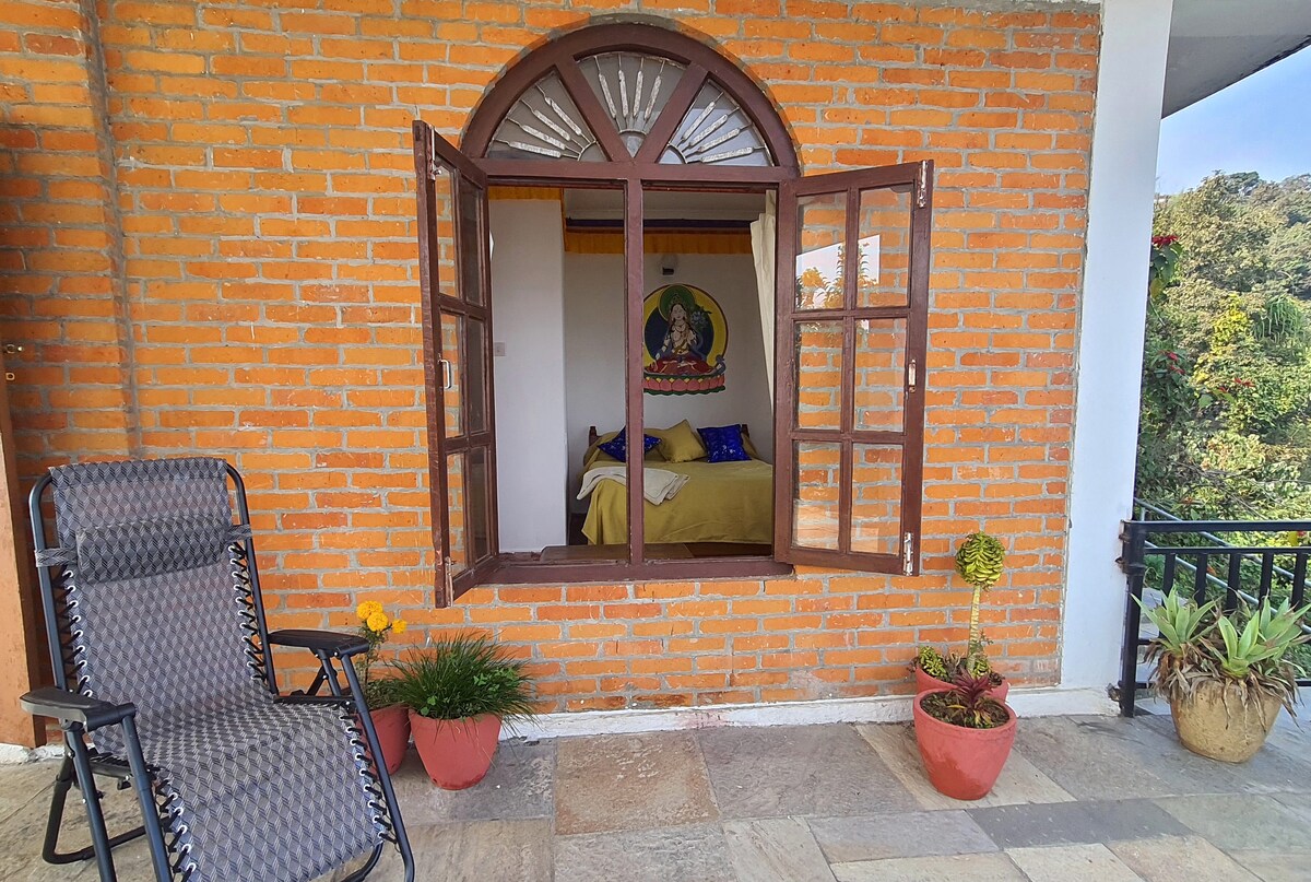 Peace Dragon Lodge. Double bed. Mountain views. — photo