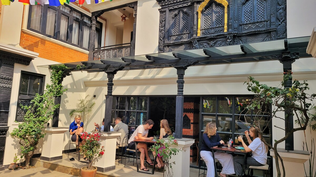 SUPER HOST | Juliet Balcony Queen Bed & Breakfast! — photo