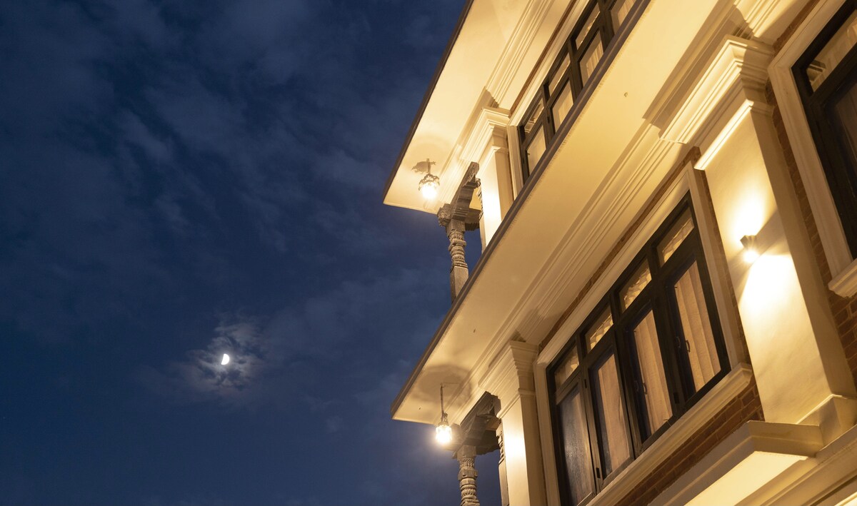 SUPER HOST | Juliet Balcony Queen Bed & Breakfast! — photo