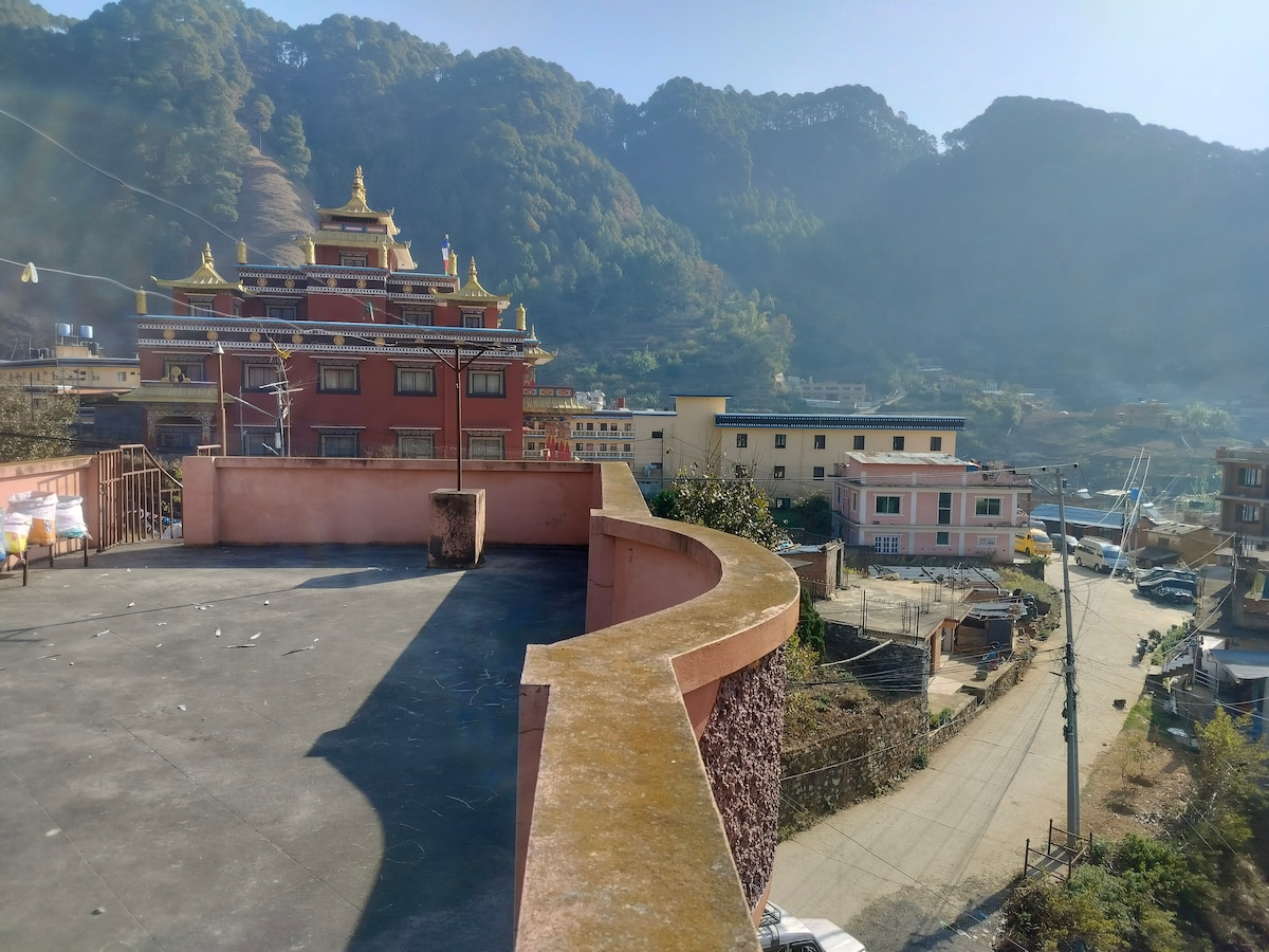 family guest house in heart of Parping, green hill — photo