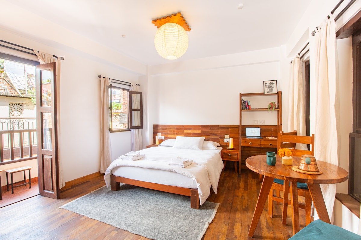 Bright & Airy Studio Apt with Balcony on 2 sides