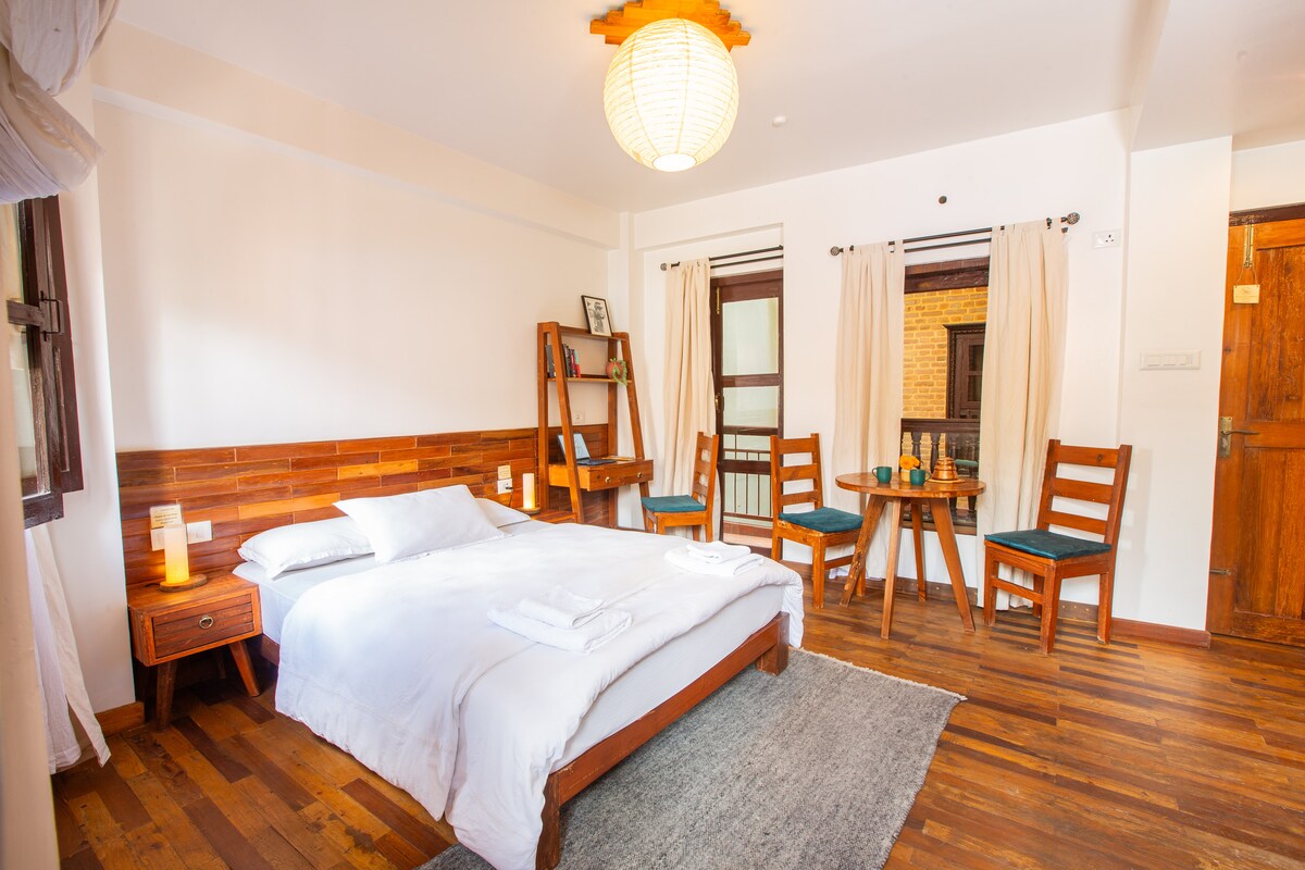 Bright & Airy Studio Apt with Balcony on 2 sides — photo