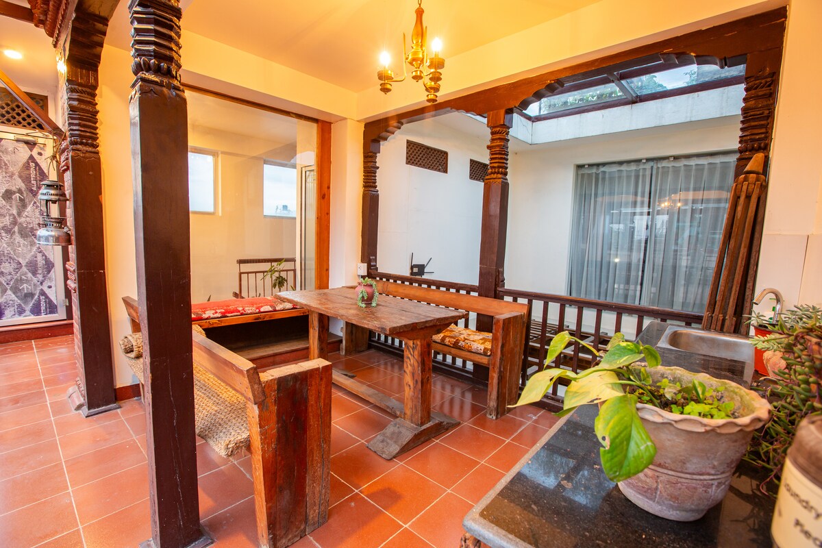 Bright & Airy Studio Apt with Balcony on 2 sides — photo