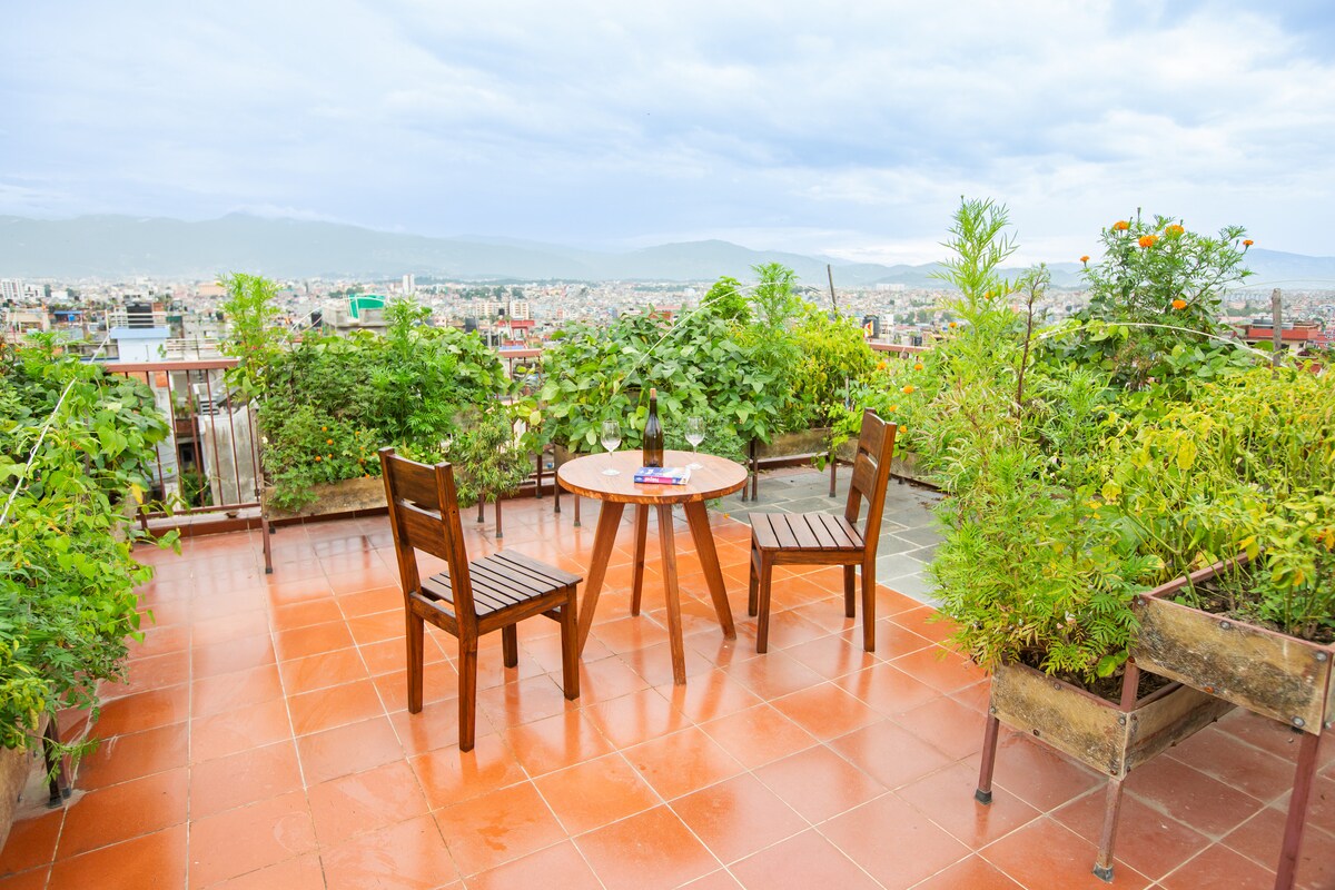 Bright & Airy Studio Apt with Balcony on 2 sides — photo