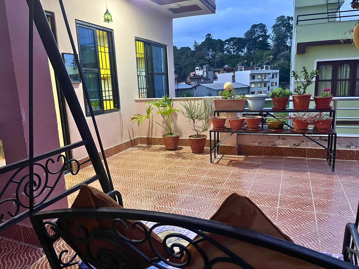 Bright 2BHK Apt in Hattiban with a Cozy Balcony — photo