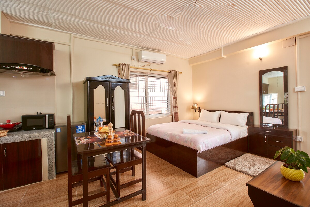 Lakeside Retreat Studio