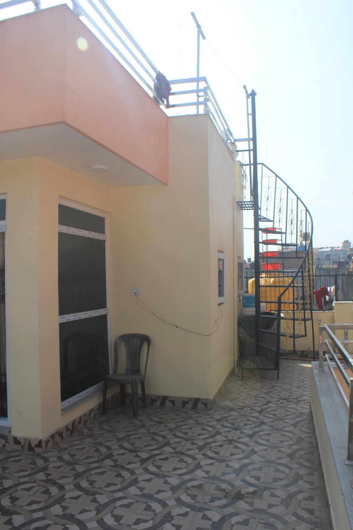 Elegant Modern Family House near Airport — photo