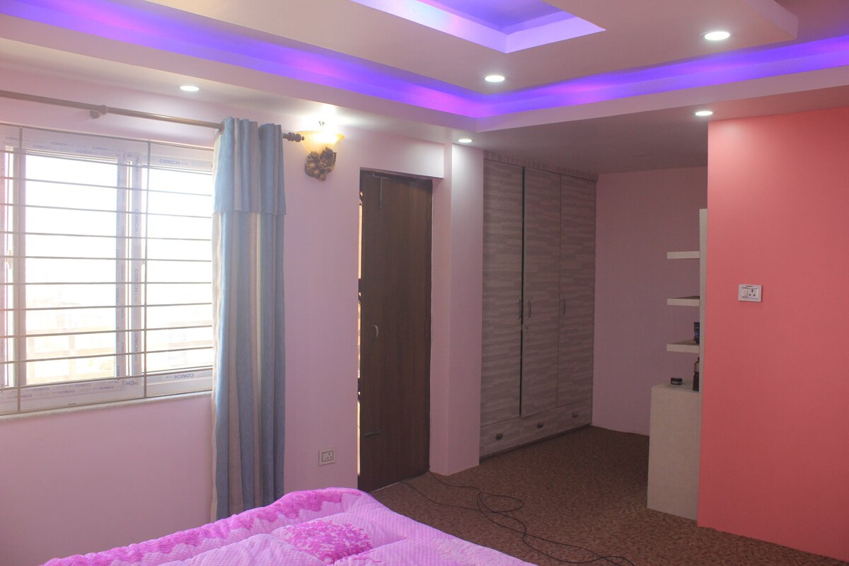 Elegant Modern Family House near Airport — photo