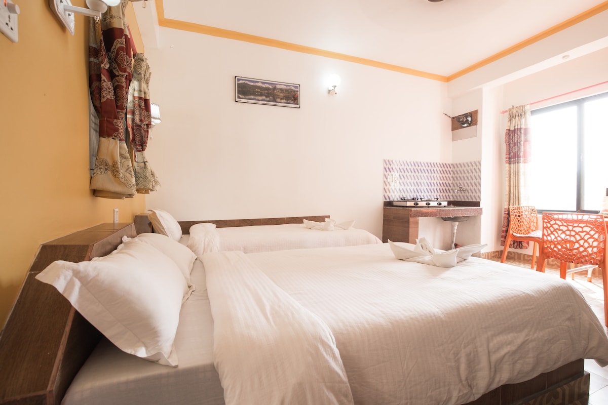 Lake View Room with single and double bed. — photo