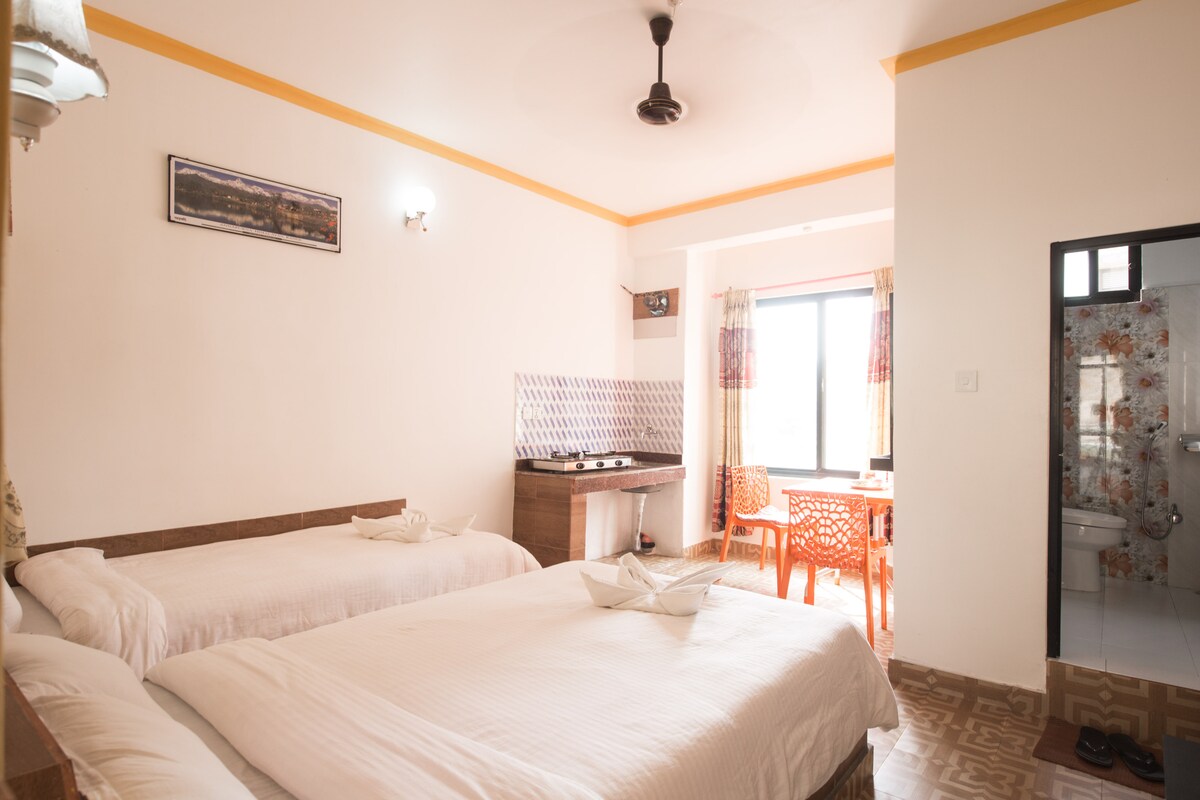 Lake View Room with single and double bed. — photo