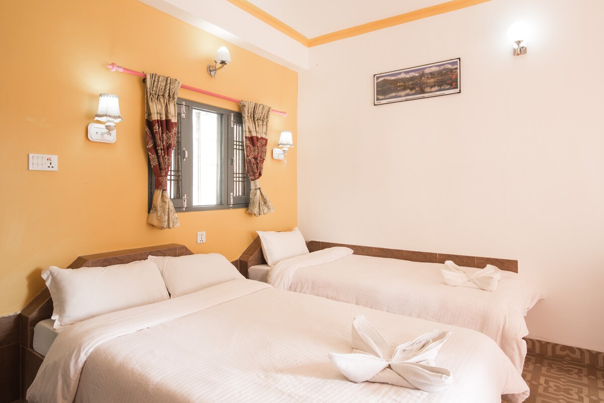 Lake View Room with single and double bed. — photo