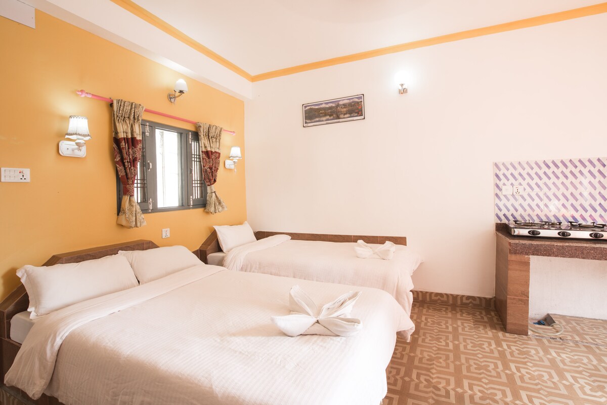 Lake View Room with single and double bed. — photo